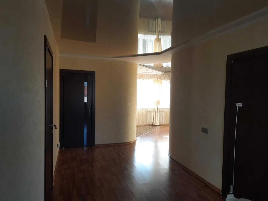 Будинок 256м² з критим басейном, сауною та зимовим садом