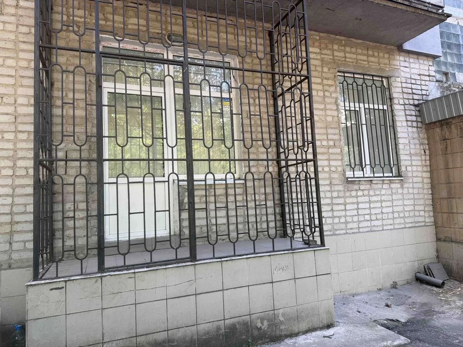 4 кімнатна квартира на Комарова. Окремий вхід.