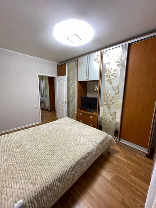 Продам 3-кімнатну квартиру, вул. Глушка, район «Панорами». В