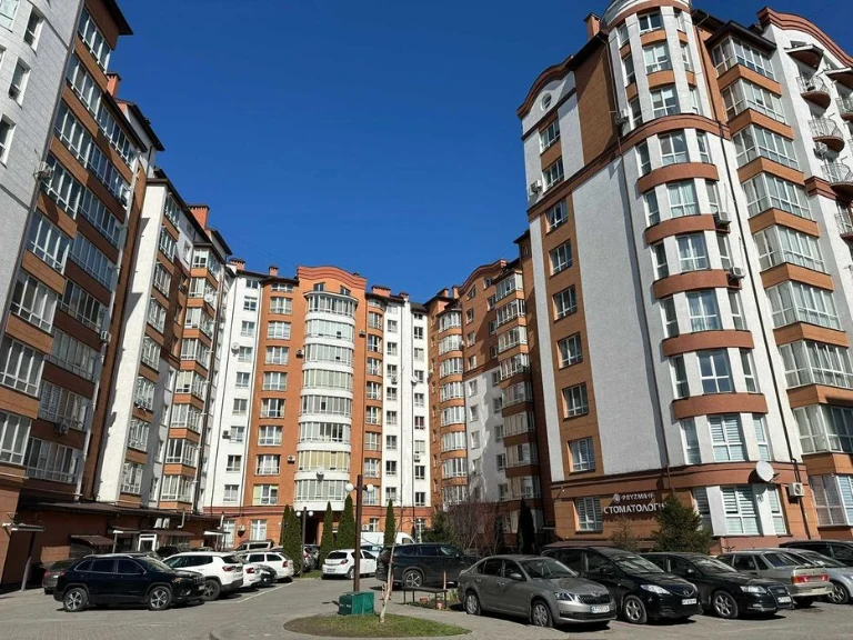 3-комнатная с черновым ремонтом, ул.Бандеры центральная части