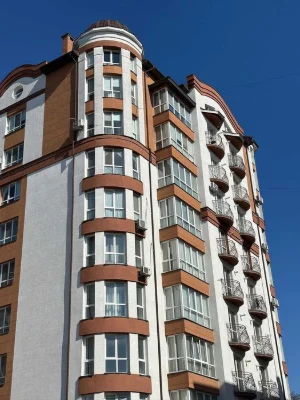 3-кімнатна з чорновим ремонтом, вул.Бандери центральна части