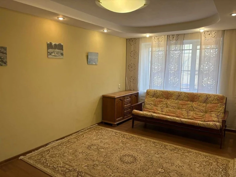 Sale of a three-room apartment in Yakub Kolas building 1-v with a gas stove,