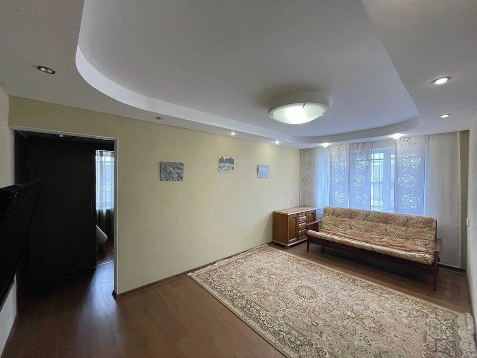 Sale of a three-room apartment in Yakub Kolas building 1-v with a gas stove,