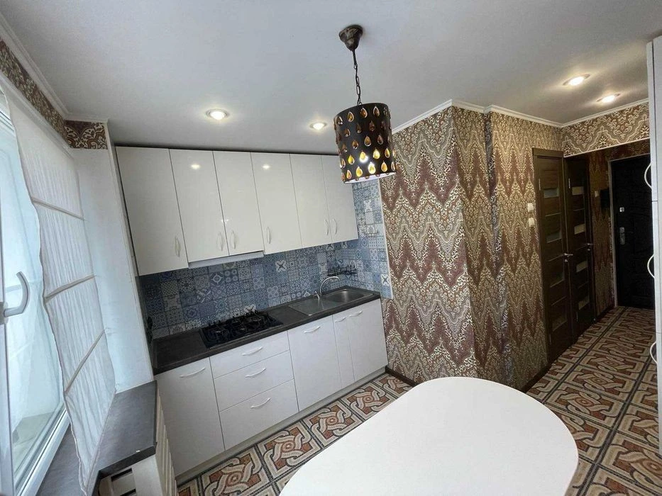 Sale of a three-room apartment in Yakub Kolas building 1-v with a gas stove,