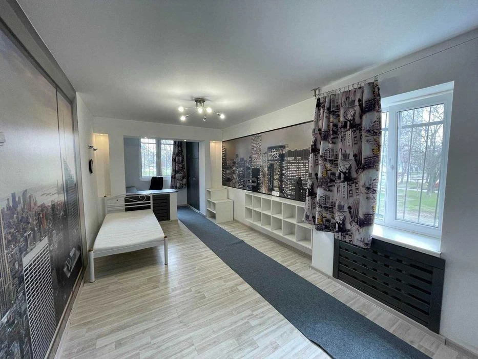 Sale of a three-room apartment in Yakub Kolas building 1-v with a gas stove,