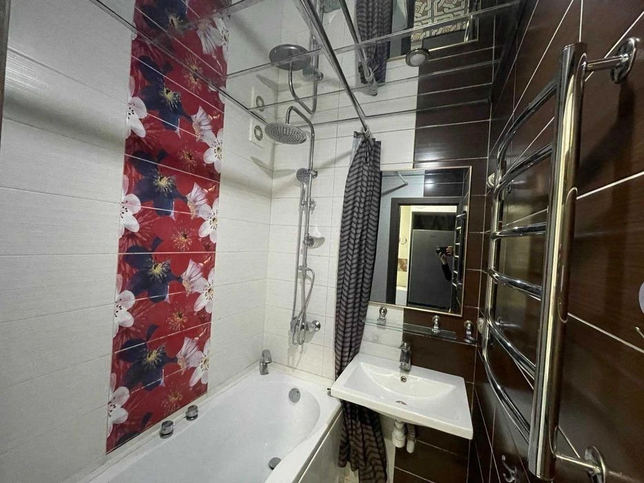 Sale of a three-room apartment in Yakub Kolas building 1-v with a gas stove,