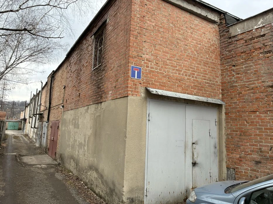 Продам два гаража  на леваде  чураівни