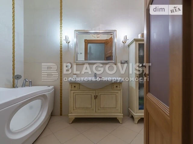Продаж 3к квартири 130 кв. м на вул. Дмитрівська 66А • ID 34