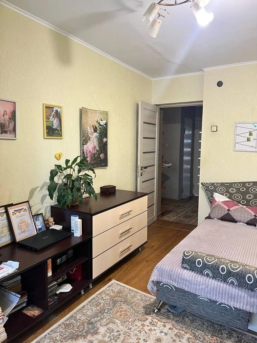 Продаж 3к квартири в цегляному будинку н/п з меблями та техн