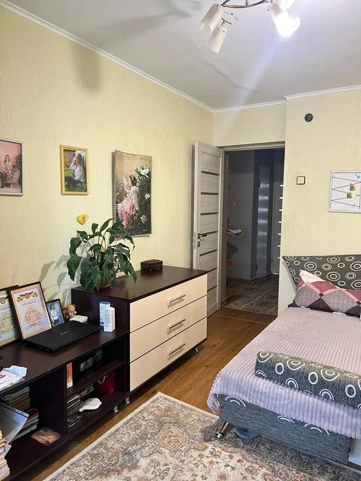 Продаж 3к квартири в цегляному будинку н/п з меблями та техн