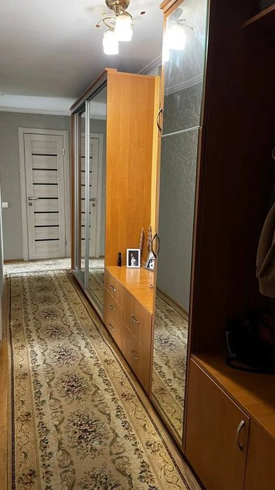 Продаж 3к квартири в цегляному будинку н/п з меблями та техн