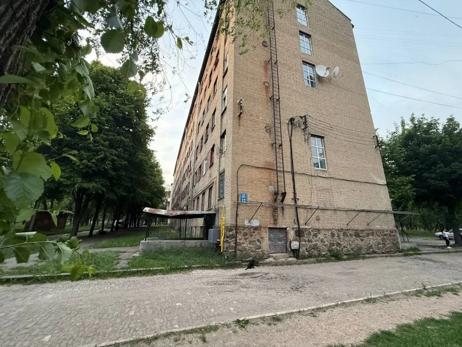 Продам двухкомнатную гостинку 31м2 ул.Библика 13 метро ХТЗ .
