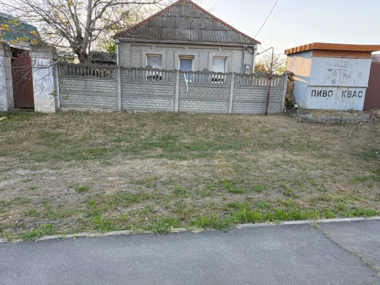 Дім під ремонт для проживання або комерцію.