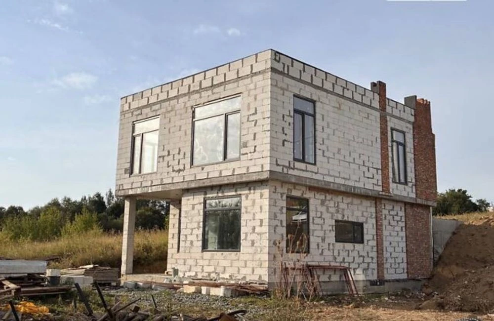 Продаж сучасного двоповерхового будинку