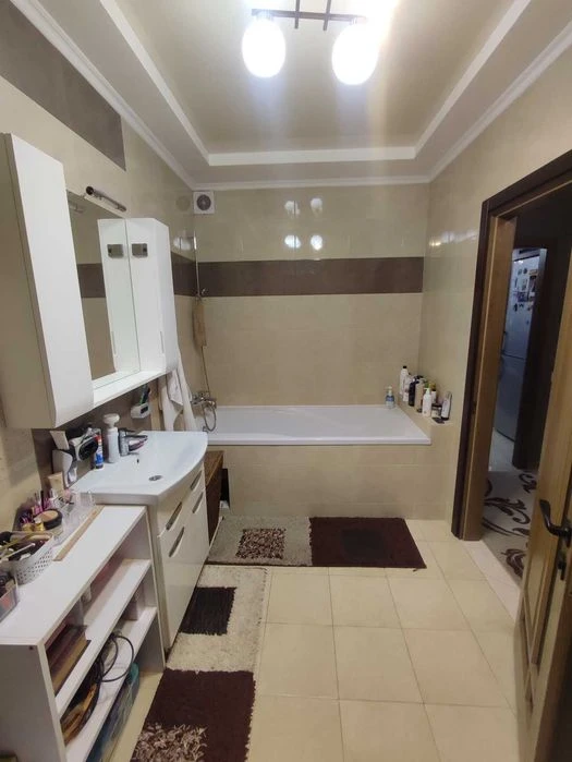 Квартира на продаж на Виставці.