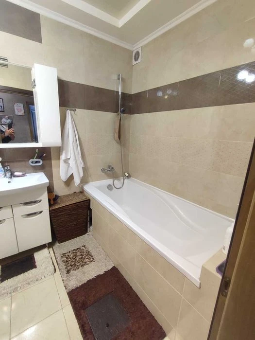 Квартира на продаж на Виставці.