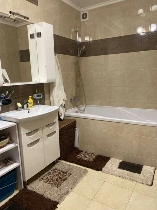 Квартира на продаж на Виставці.
