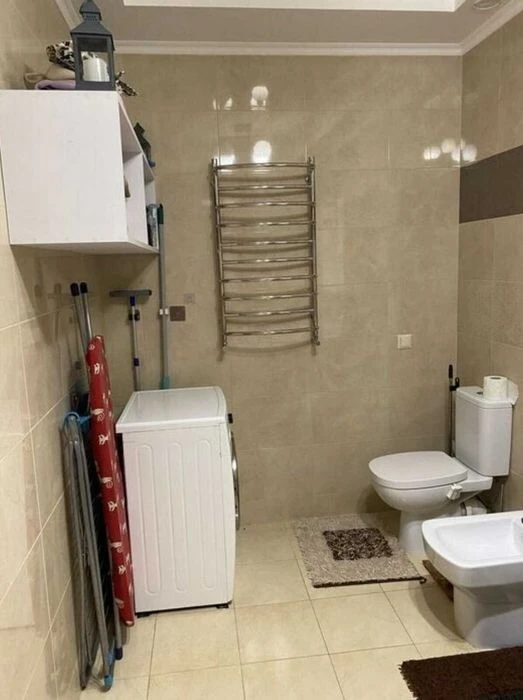 Квартира на продаж на Виставці.
