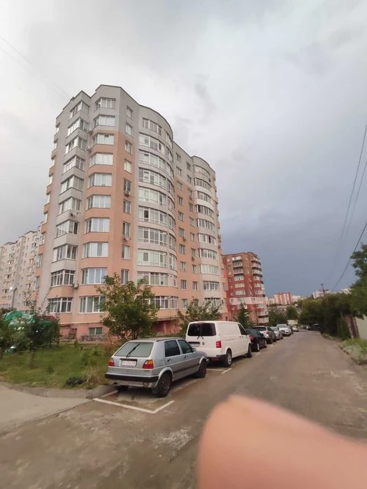 Квартира на продаж на Виставці.