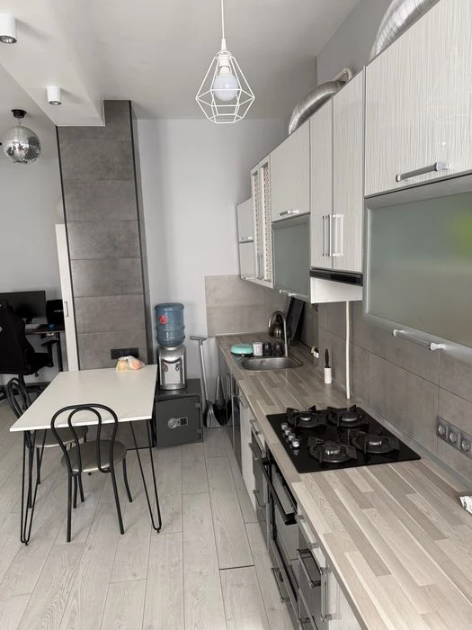 Продам 2х кімн видову кв в ЦЕНТРІ МІСТА, ПЛОЩА!!