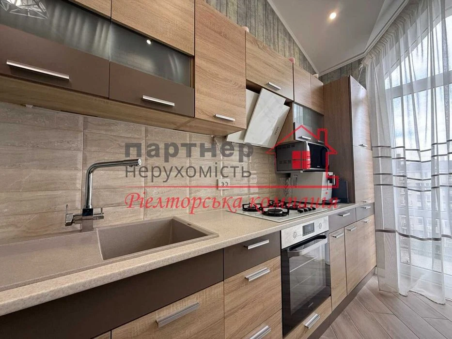 Сахарова/Бочарова 3 кімнатна квартира дворівнева. Газ !Гос п