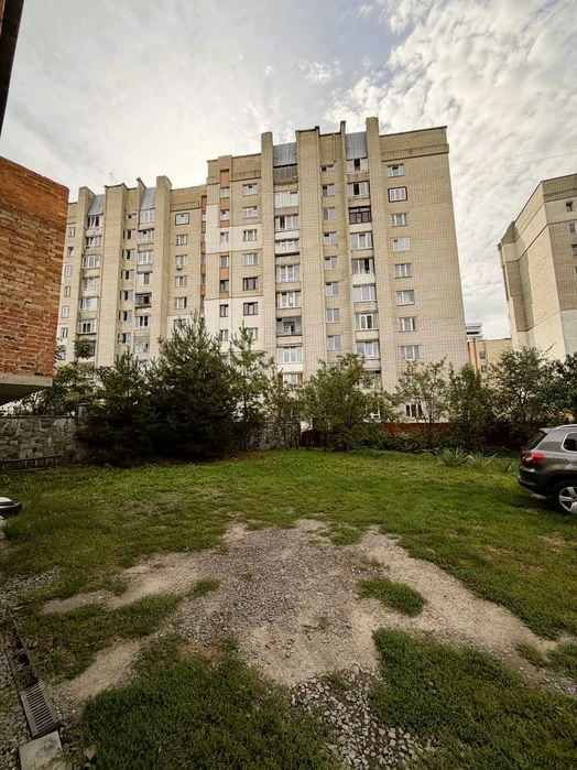 Продаж  будинку у Львові, вул. Шполянська, 299 м.кв., 4 сот,