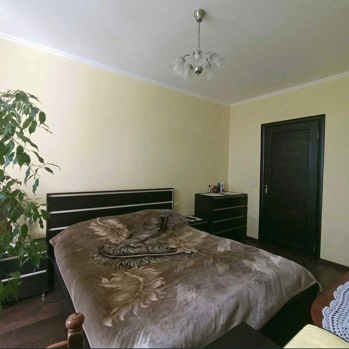 Продаж 2-кім з видом на озеро.