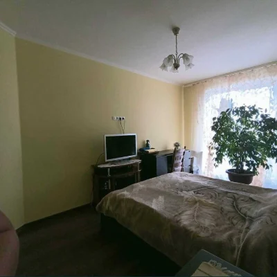 Продаж 2-кім з видом на озеро.