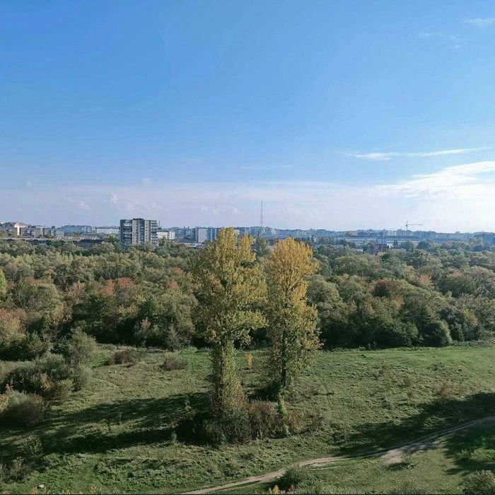 Продаж 2-кім з видом на озеро.