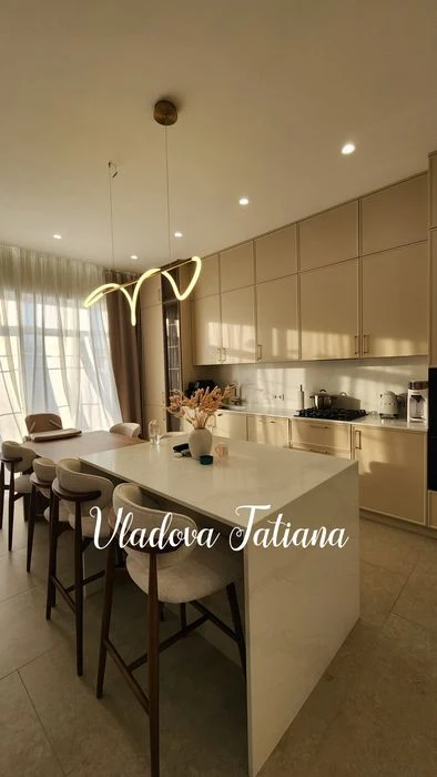 Designer HOUSE for sale in Sauvignon, there is a basement!