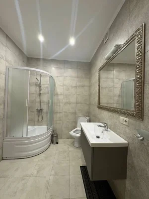 Продаж квартири, поруч центр міста