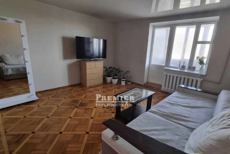 Продам 4-х кімнатну квартиру з косметичним ремонтом на Добро