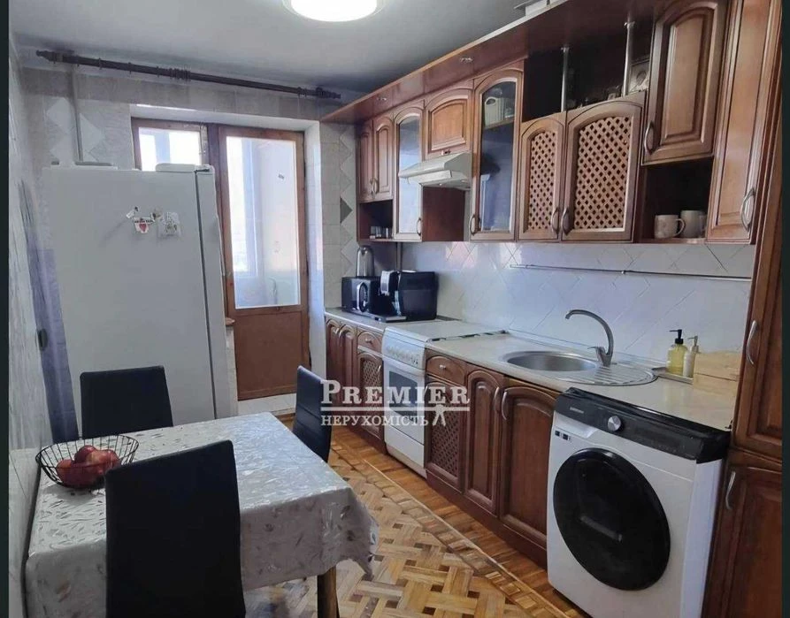 Продам 4-х кімнатну квартиру з косметичним ремонтом на Добро