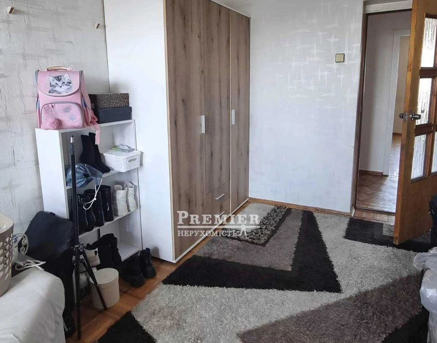 Продам 4-х кімнатну квартиру з косметичним ремонтом на Добро
