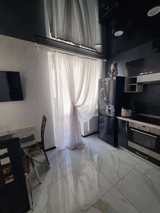 Продам 1 ком. кв. с ремонтом метро Защитников Украины, Герое