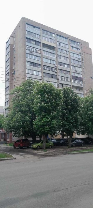 Продам 2- х комн квартиру, улучшенной планировки,метро "Двор