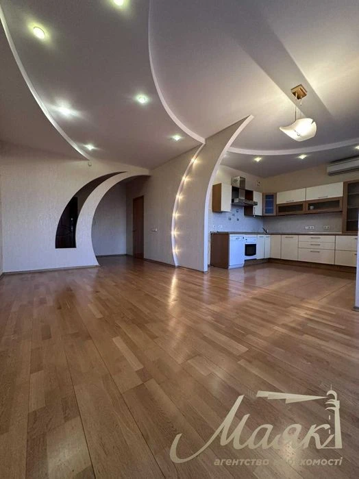 Price reduced! Exclusive 3-room apartment for sale on ul.