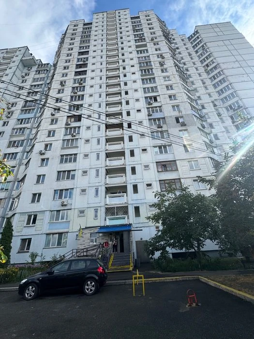 Продаж 2к квартири з ремонтом, вул. Милославська, Троєщина