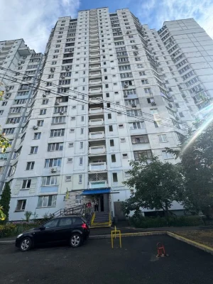 Продаж 2к квартири з ремонтом, вул. Милославська, Троєщина