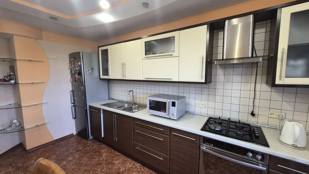 Продам  простору 3 кім, Меблі та техніка