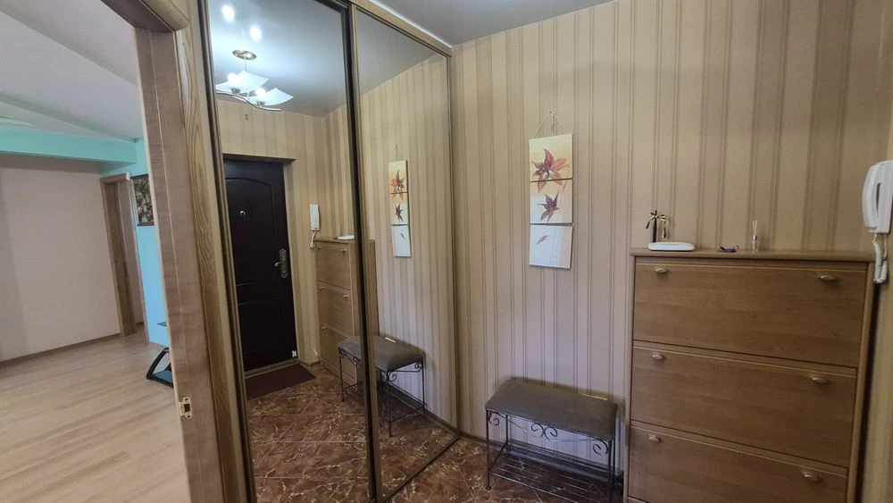 Продам  простору 3 кім, Меблі та техніка