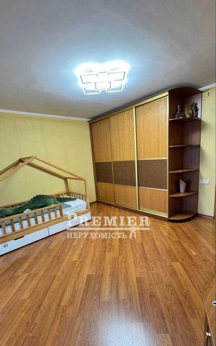 Квартира з ремонтом в новому будинку
