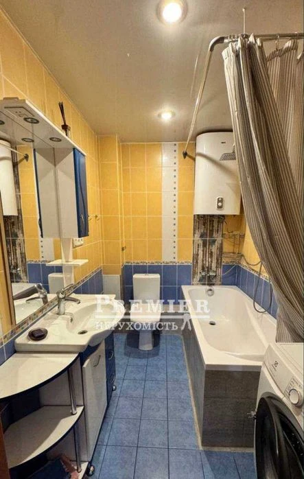 Квартира з ремонтом в новому будинку