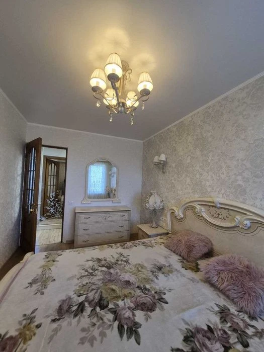 Продается 2 комнатная квартира с ремонтом в центре