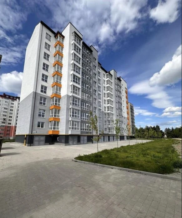 Продається простора двокімнатна квартира на вулиці Хіміків