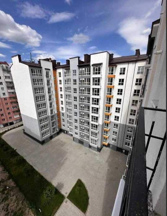 Продається простора двокімнатна квартира на вулиці Хіміків