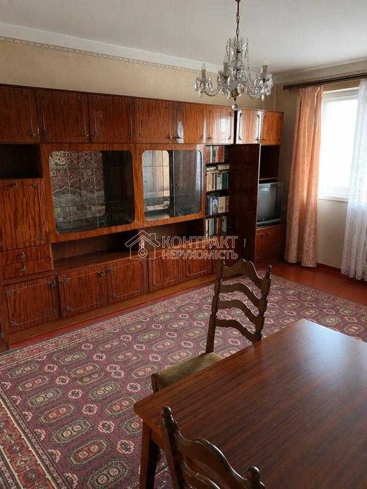 Продам 2-к квартиру 52 м2. Метро Спортивна. Захисників Украї