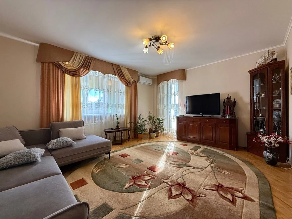 Продаж три кімнатної квартири в центрі міста
