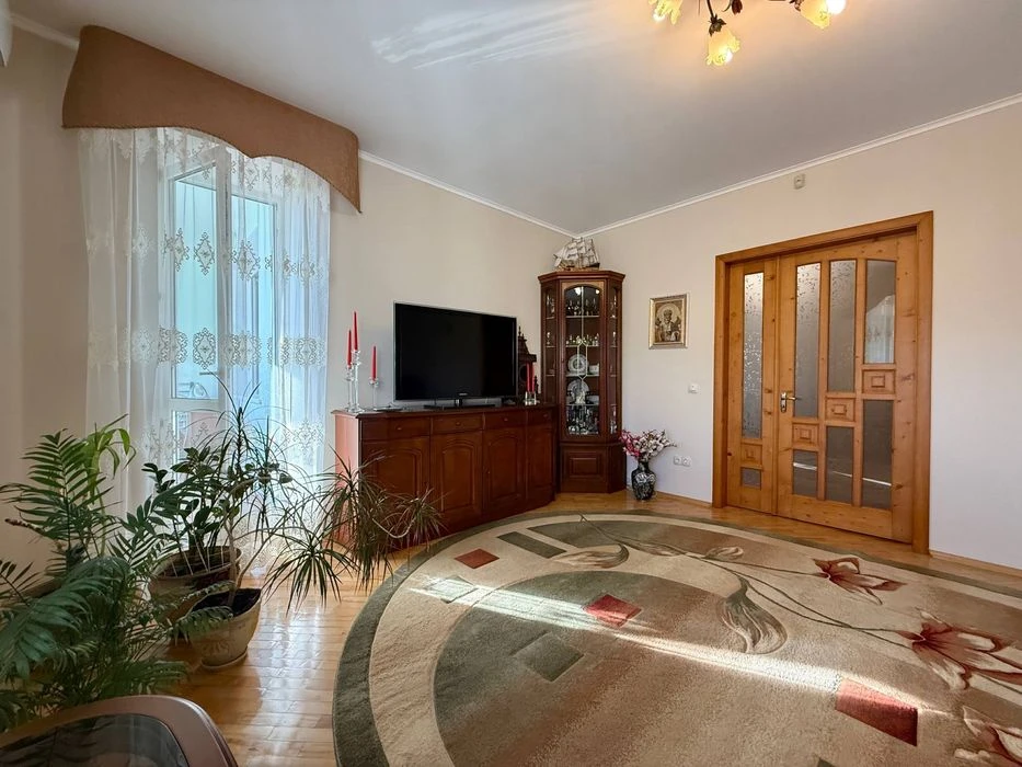 Продаж три кімнатної квартири в центрі міста