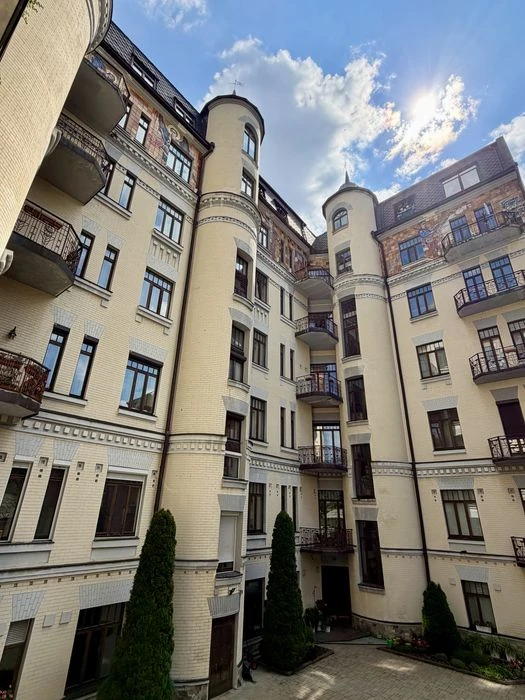 Продаж ексклюзивної квартири Замок на Панківській